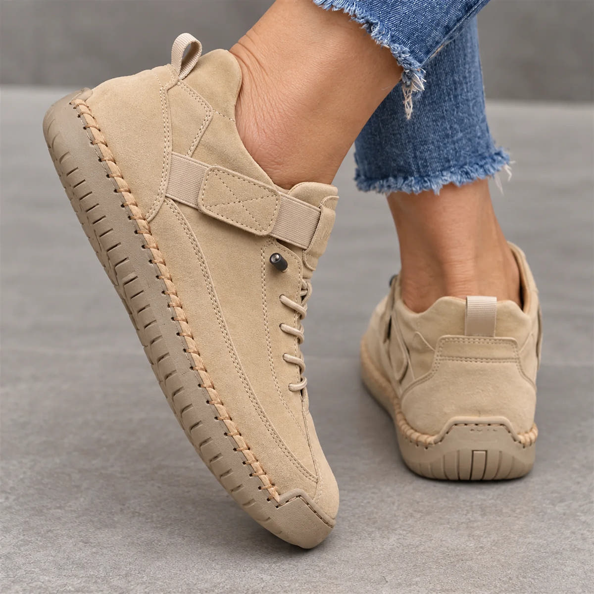 Mia comfortable sneakers beige - heel view on foot