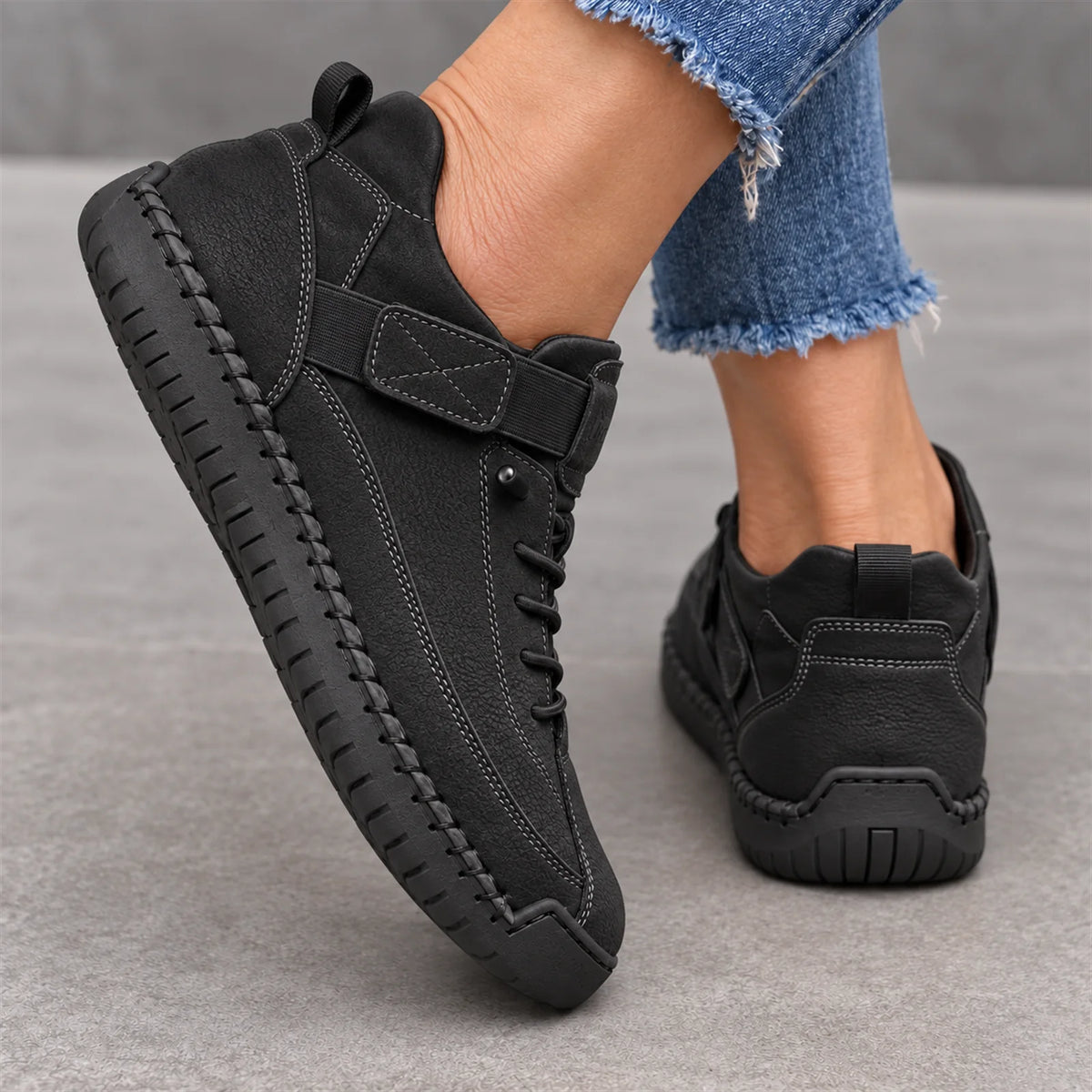 Mia comfortable sneakers black - heel view on foot