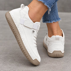 Mia comfortable sneakers white - heel view on foot